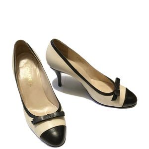 Chanel heels in classic color cream/ black toe. Size 41.
